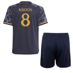 Real Madrid Toni Kroos #8 Koszulka Wyjazdowych Dziecięca 2023-24 Krótki Rękaw (+ Krótkie spodenki)